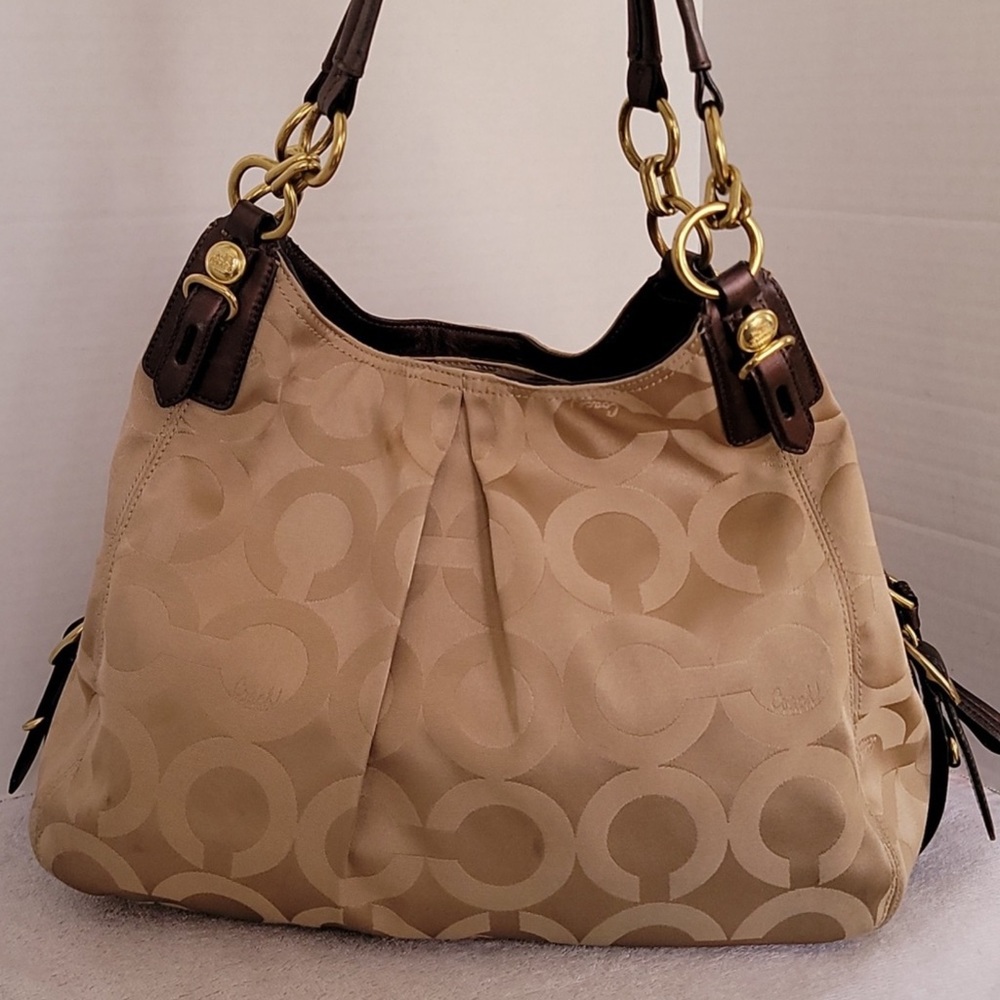 AUTHENTIC COACH MIA OPI ART PURSE GREAT CONDITION